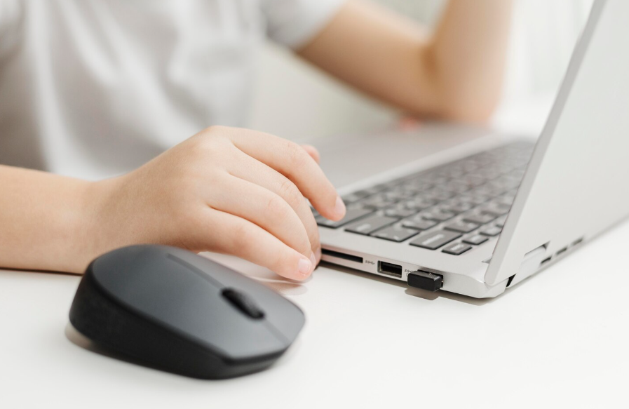 How an Ultralight Mouse Enhances Speed and Control